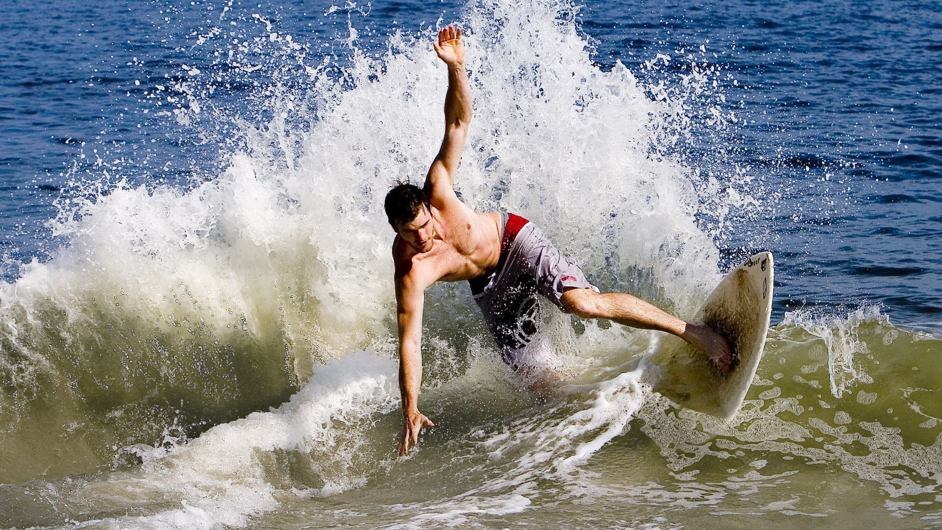 克罗地亚骑手马特·布尼奇在2024年国际马术联合会世界障碍赛中以“Mister Cool”马匹获得第七名，表现出色。